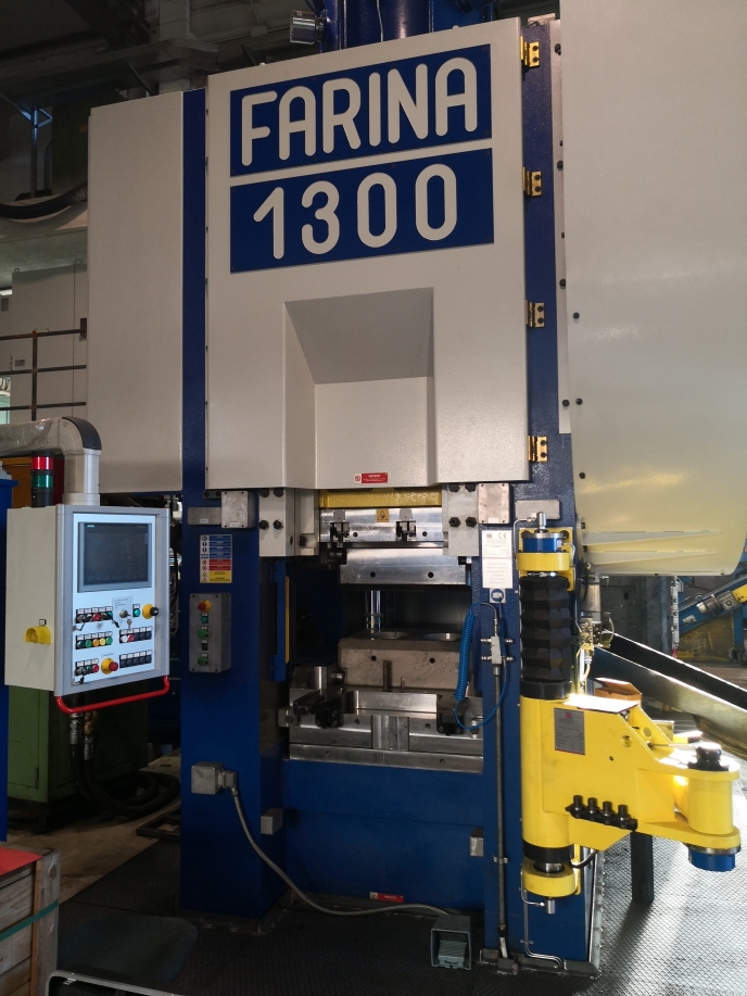 La presse de forgeage Farina de 1 300 tonnes remplace deux installations d’une force de la presse de 600 et 800 tonnes.