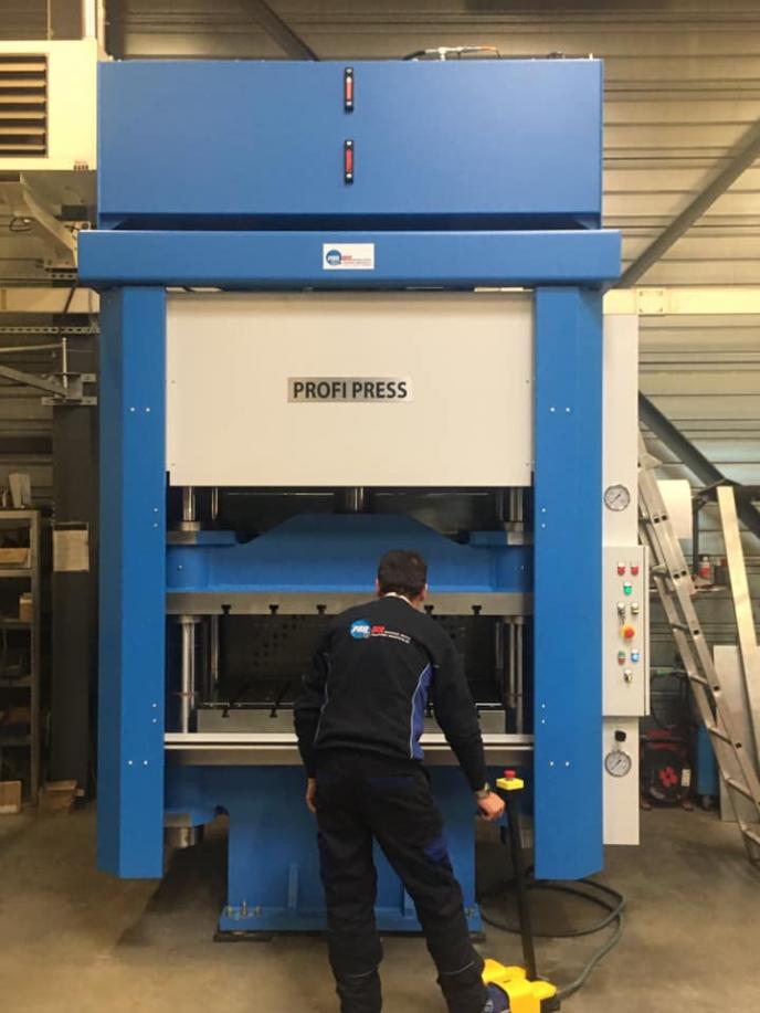 PRO-DIS Machines-outils - presse hydraulique 4 colonnes PROFI PRESS MV-300 tonnes avec dévétisseur 100 tonnes et commande numérique CNC